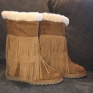 Fringe wedge boots with faux fur trim